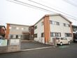 近隣に駐車場が設置されている介護施設の外観