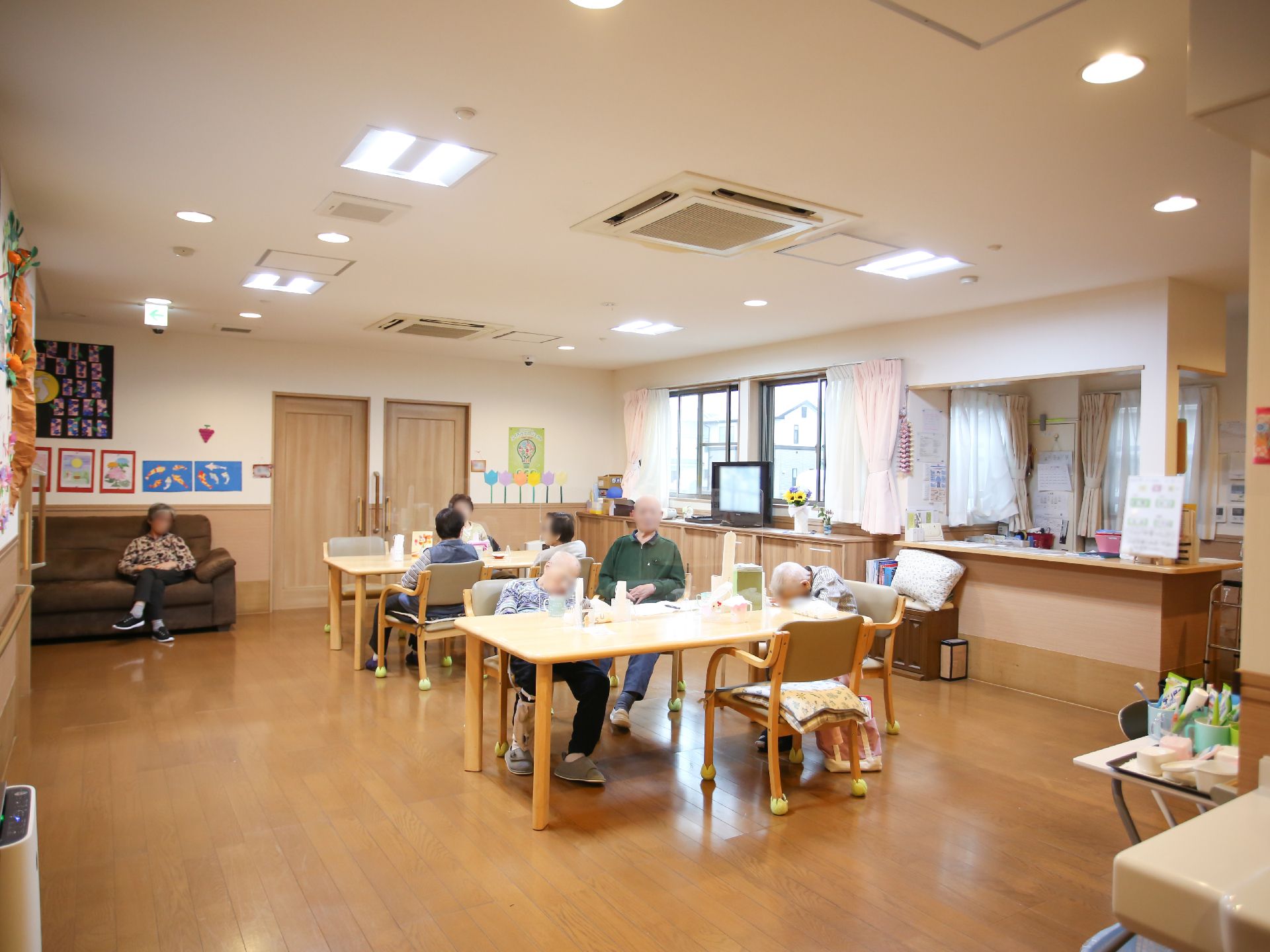 窓が設置されて日差しが降り注ぎ、開放感のある共有スペース