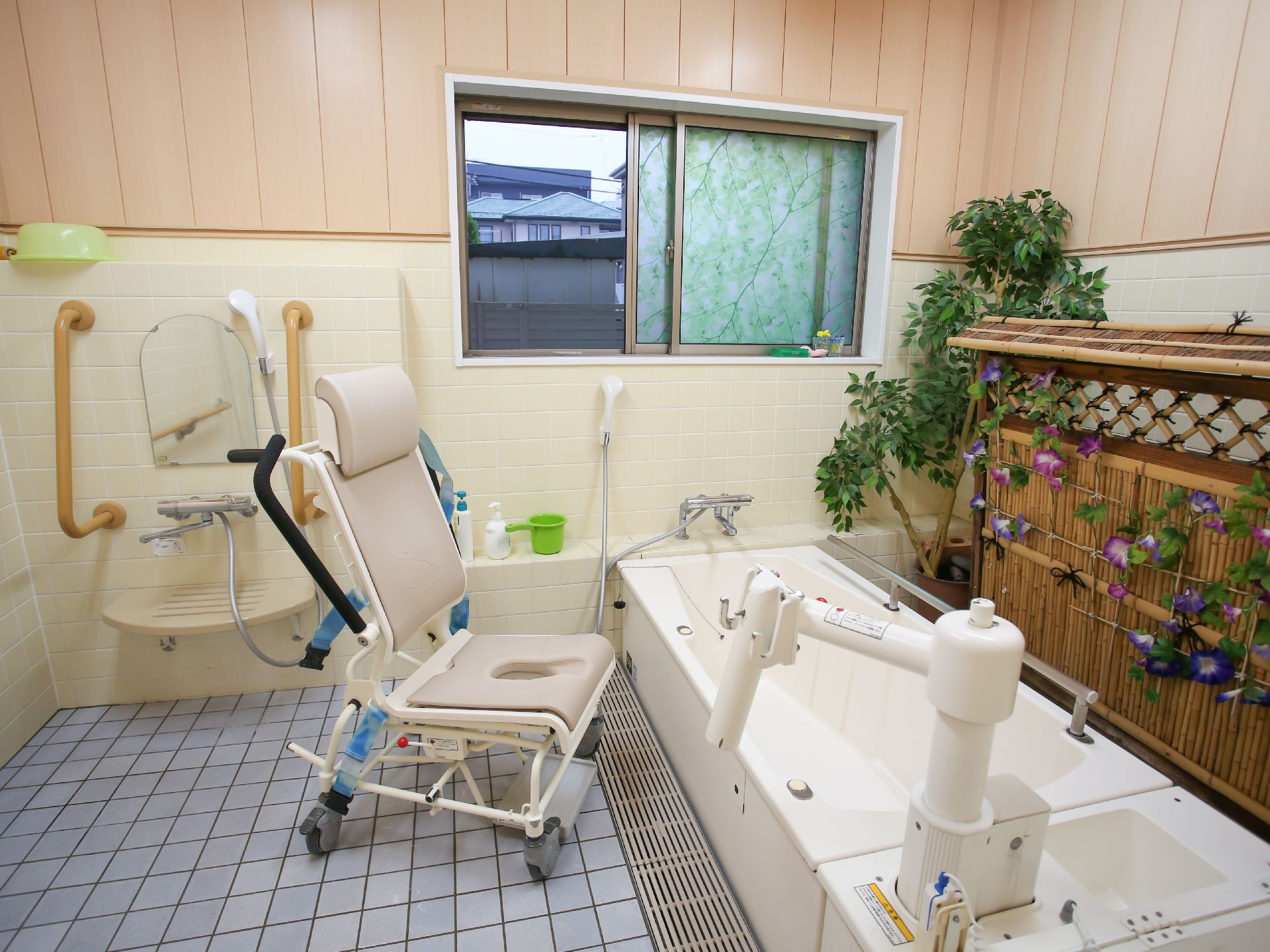 椅子と手すりが設置された、高齢者に配慮した浴室