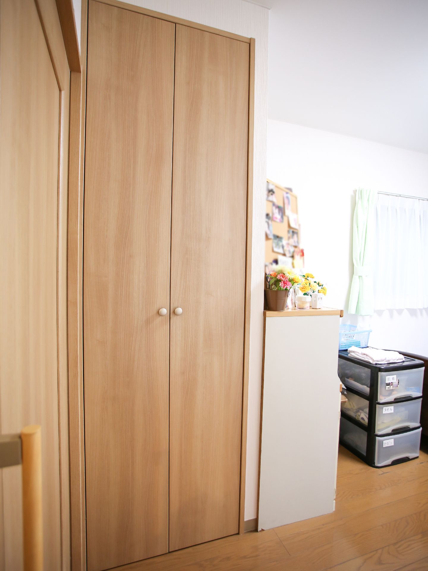 自宅から持ってきた洋服を掛けることができる居室のクローゼット
