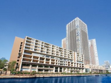 リバーサイドに建てられた現代的な外観で、周辺には川沿いの散歩コースもある。都会の真ん中で、高品質なシニアライフを過ごすことができる。