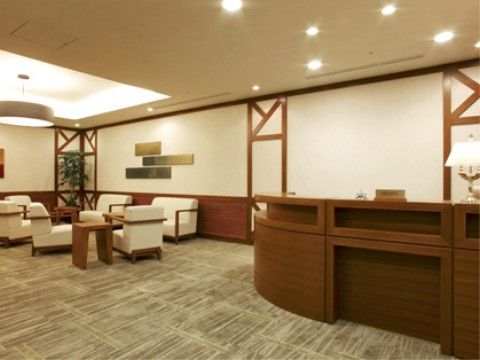 白色のソファーセットと、受付カウンターが設置されている玄関ホール
