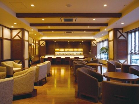 上質な内装と家具により落ち着いた雰囲気のバー。美味しいお酒を飲みながら、気の合う方同士で寛ぎの時間を過ごすことができる。