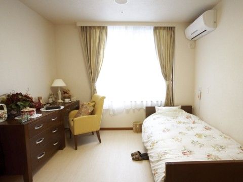 日当たりのいい窓際にベッド、反対側にはデスクやドレッサーが置かれている。中央は通路として広く空いているので、狭苦しさがない。