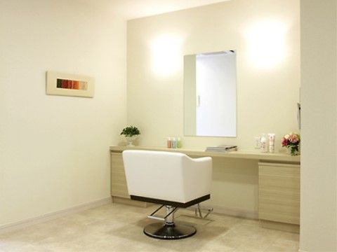 ネイルケアやヘアケアを楽しんでいただけるサロンが設置されている。施設内であっても気軽に身だしなみを整えていただける。