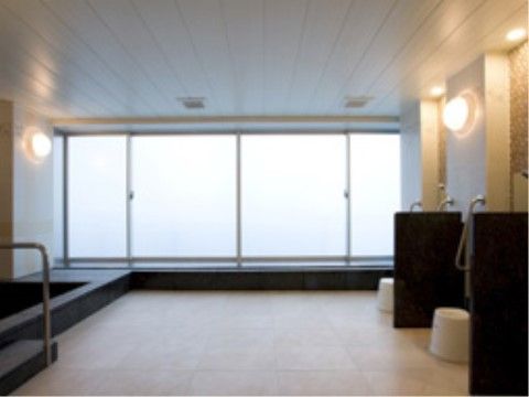 外の景色を眺めながら入浴できる浴室である。入居者様はまるで温泉施設にきたかのような広々とした浴槽に入れる。