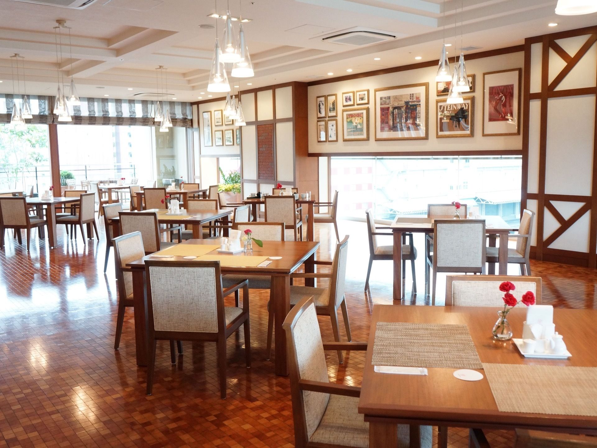 広々とした食堂である。入居者様の動線を考慮したテーブルの配置になっており、入居者様はスムーズな通行が可能である。