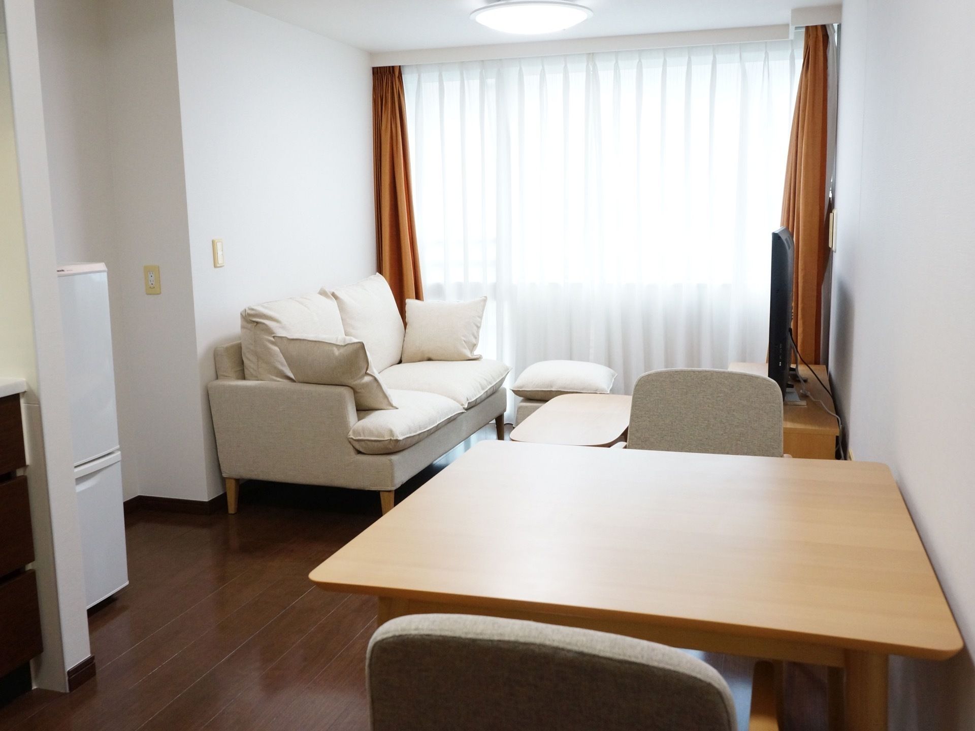 明るい居室には木製のテーブルには薄型テレビが設置されており、入居者様は寛ぎながら自由に視聴することが可能である。