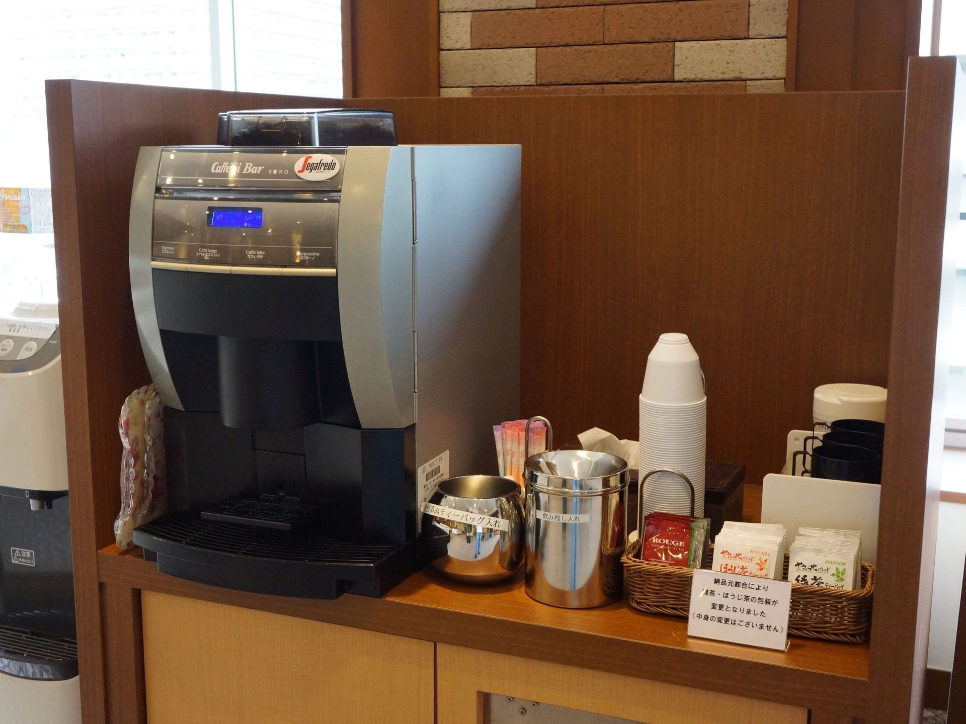 休憩スペースの一角にはドリンクバーが設置されており、入居者様は自由にコーヒーなどの飲料水を飲むことができる。