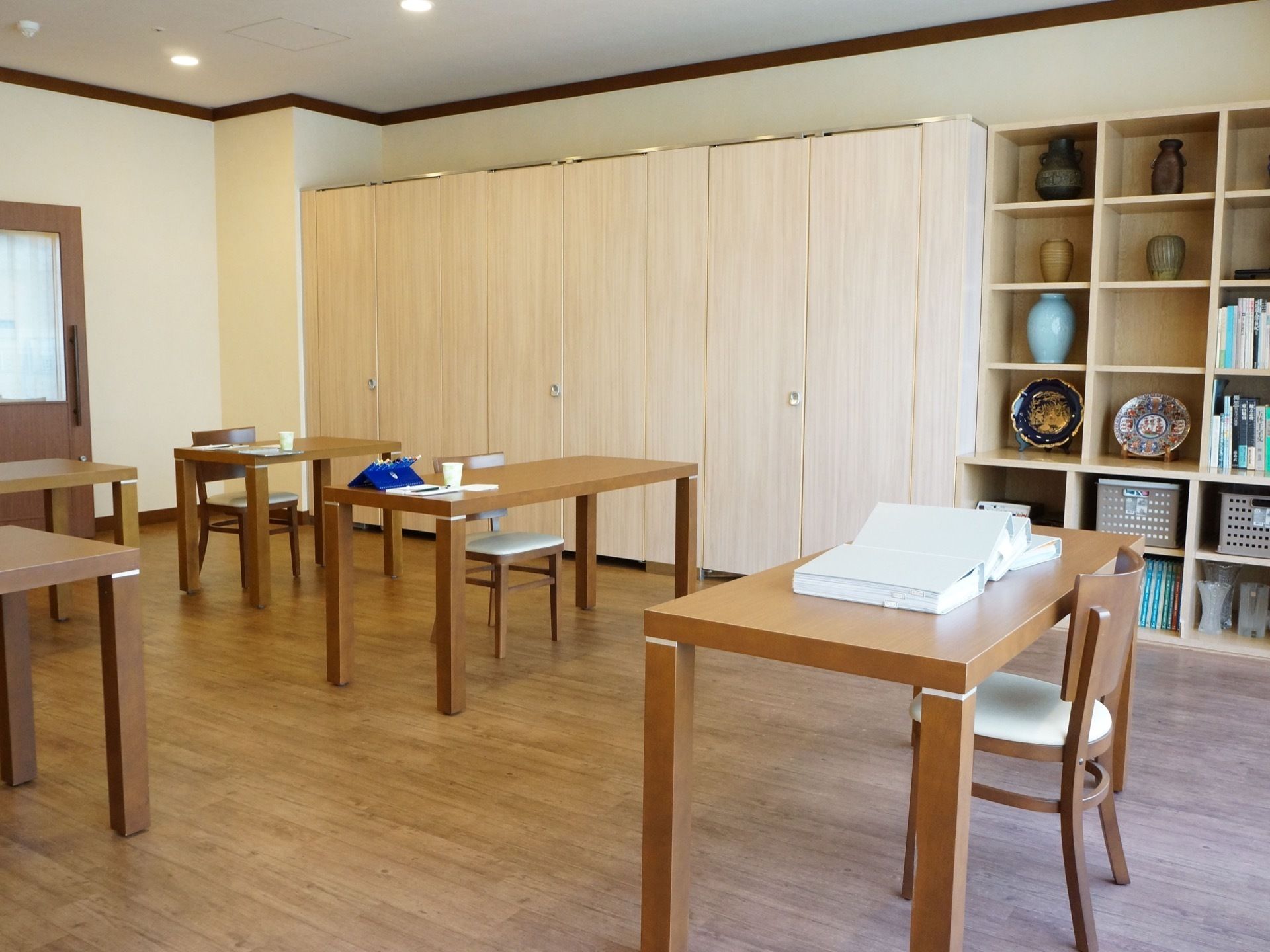 休憩スペースには入居者様専用に単独のテーブルが配置されており、食事の他に機能回復訓練などを行うことができる。