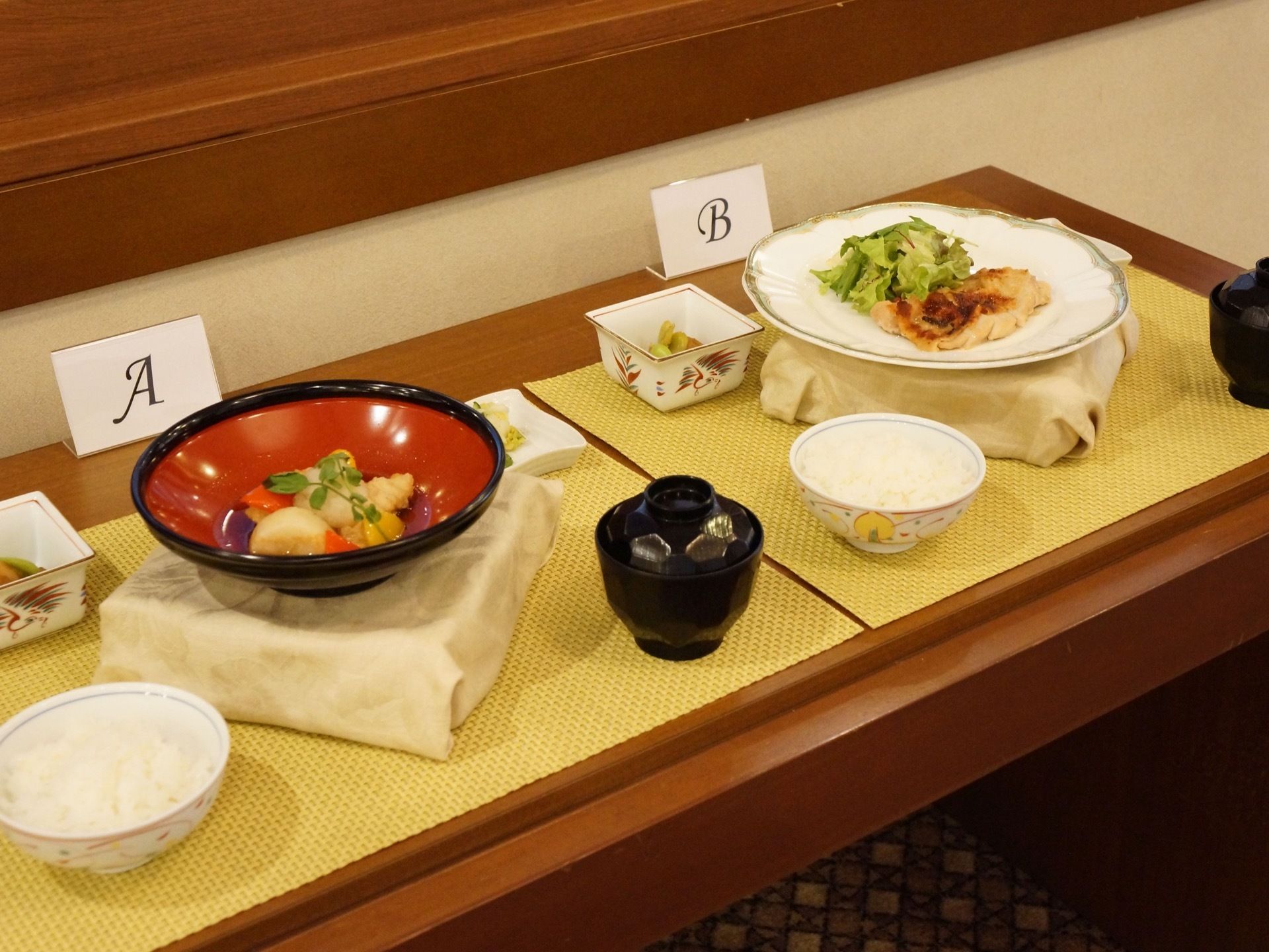 食堂の入口には本日の料理の実物が専用の台に置かれており、入居者様は直感的に好みの料理を選択することが可能である。