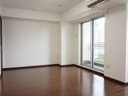居室は眺めのいい窓があり、ベランダになっていて外に出られる。トイレやバスルーム、キッチンなど多数の設備が用意されている。