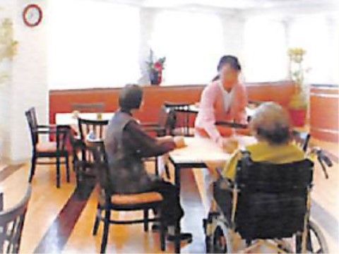 「わじろの郷」のリビング。明るい日差しが入る大きな窓がある。
