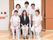 ６人のスタッフが笑顔で写真に写っている。前には３人が椅子に座っており、後ろに立っている３人は椅子や前の人の肩に手をかけている。