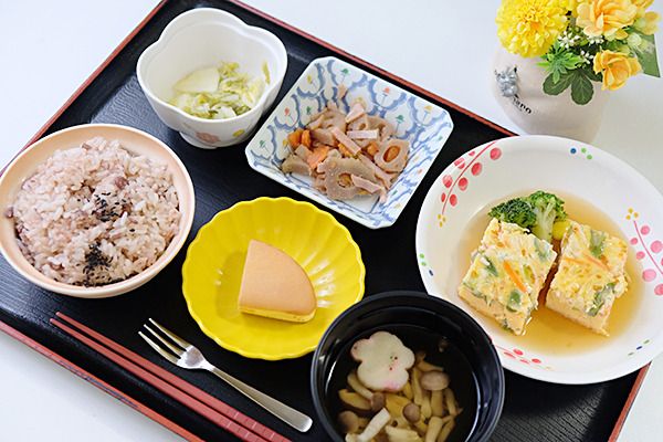 赤飯と煮物や汁物がセットになったメニュー