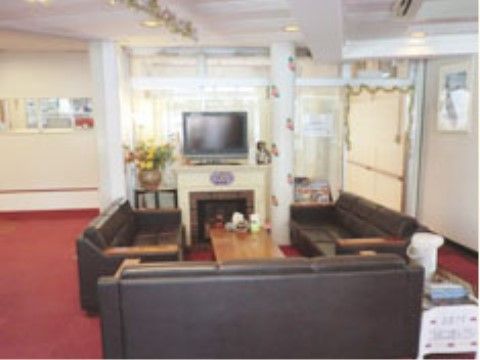 テレビがあり、３人掛けのゆったりとくつろげるソファーが設備されている空間