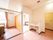ベッドの置かれた居室が２部屋あり、共有の洗面台とトイレがすぐ隣に配置されている。各部屋には大きな窓があり、エアコンも完備している。
