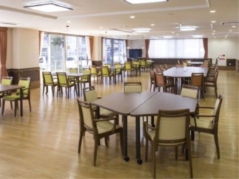「近鉄ウェルスマイル八戸ノ里」の食堂。広さがありゆったりと過ごせる。