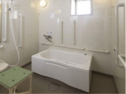 「近鉄ウェルスマイル八戸ノ里」の浴室。手すりにつかまれる浴槽がある。