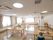 広々とした食堂には、キャスター付きのダイニングテーブルが並べられている。壁や柱には、手すりが取りつけられている。
