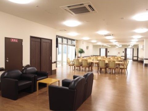 「ウェルハウスのぞみサンピア別館」のリビング。くつろげるソファーがある。