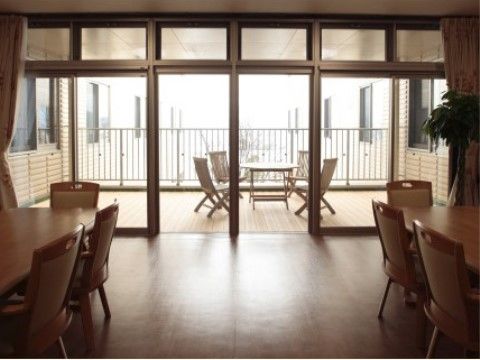 「ウェルハウスのぞみサンピア別館」のテラス。午後のひとときを楽しめる。