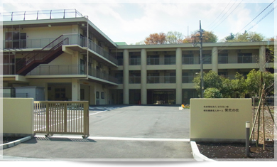 広々とした施設の外観