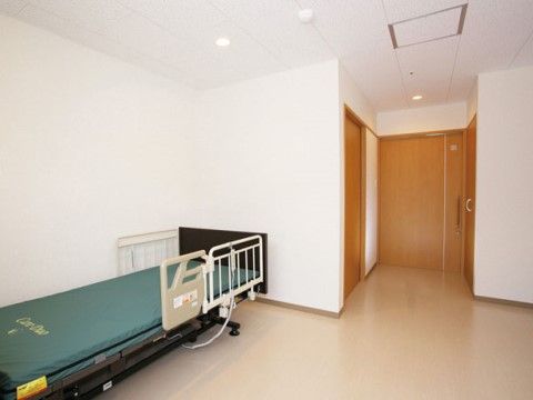 「かわ村高齢者住宅海の家二丁目」の居室A。広さがあるので車いすでも快適に過ごせる。
