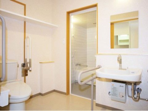 「かわ村高齢者住宅海の家二丁目」の居室内浴室。ご自宅のように過ごしていただける工夫がある。