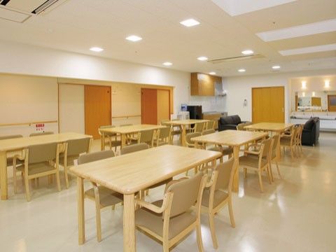 「かわ村高齢者住宅海の家二丁目」の食堂。快適にご利用いただける配置が考えられている。
