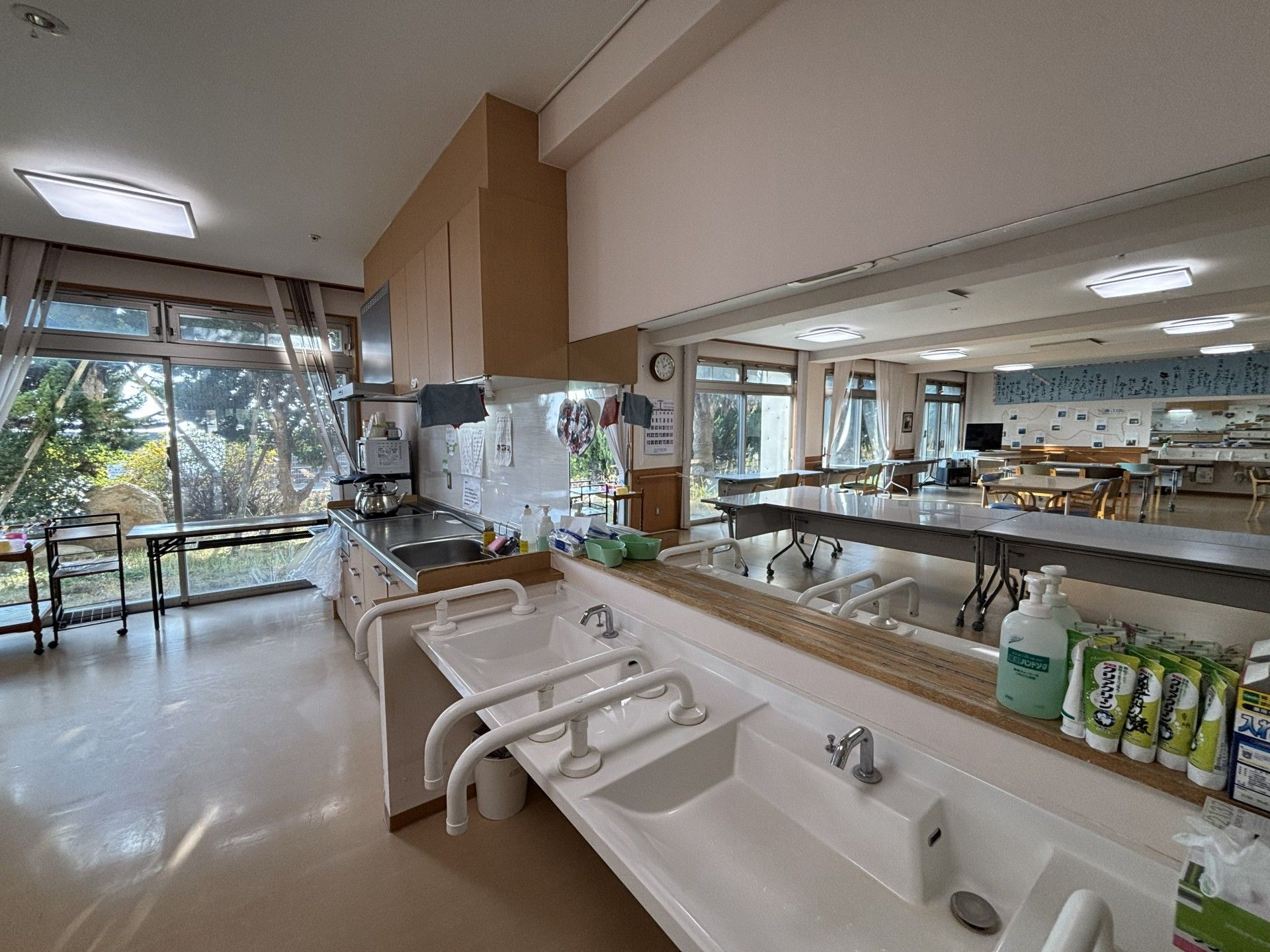 広いキッチンと食堂