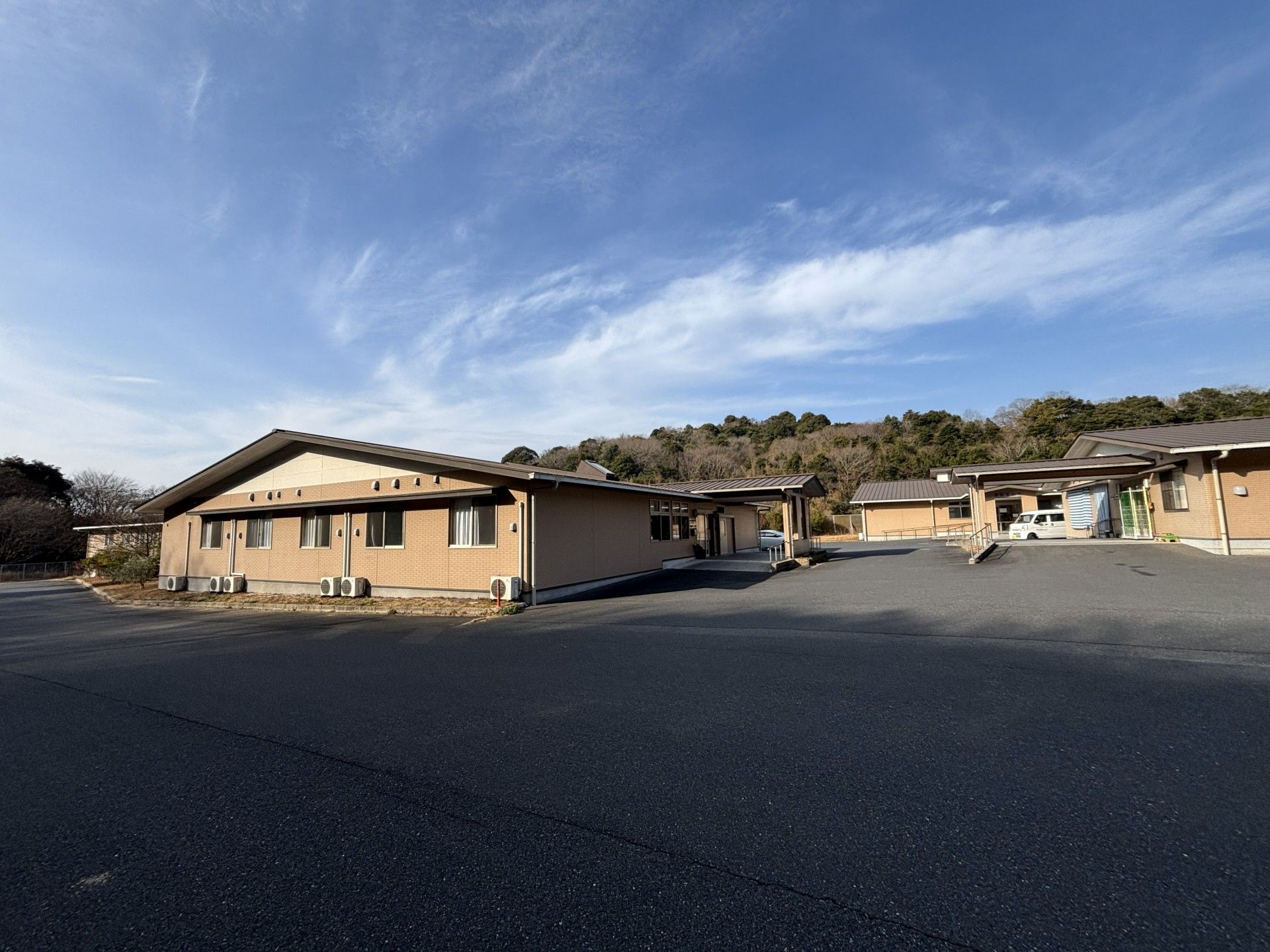 広い駐車場のある建物