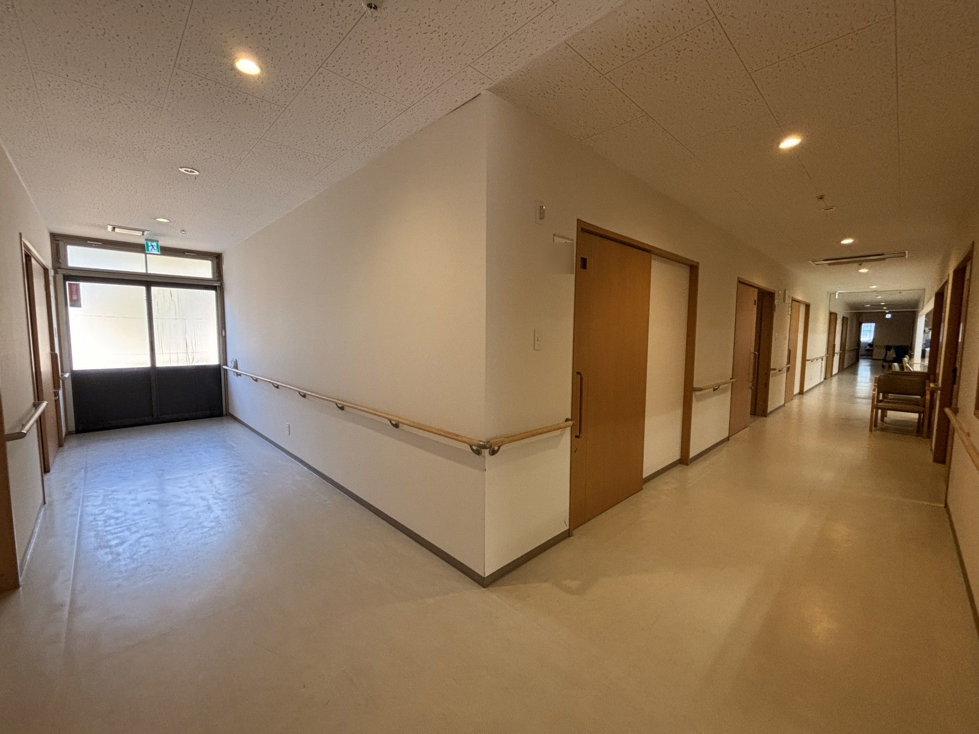 手すり付きの長い廊下