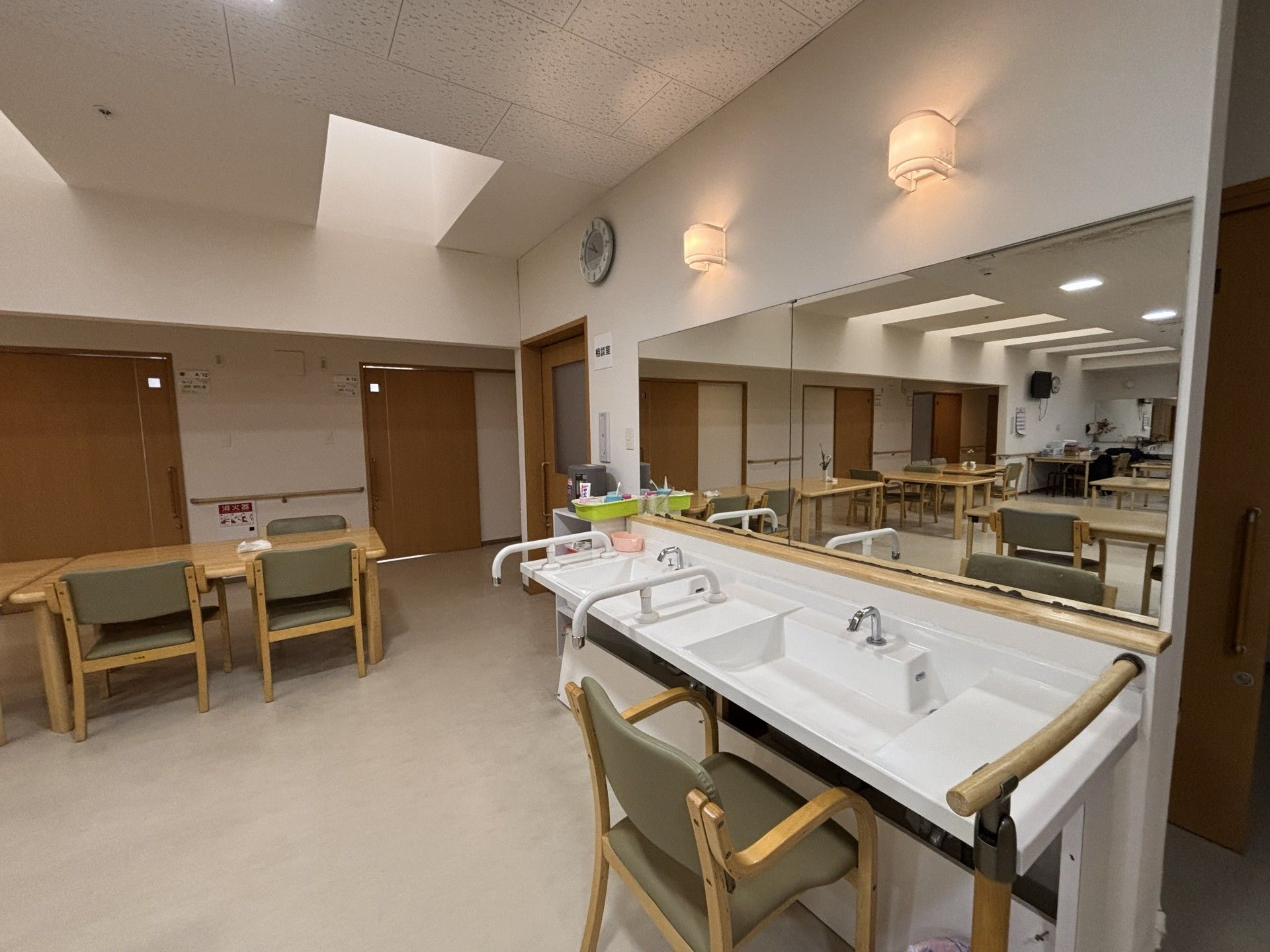 広い洗面台のある部屋