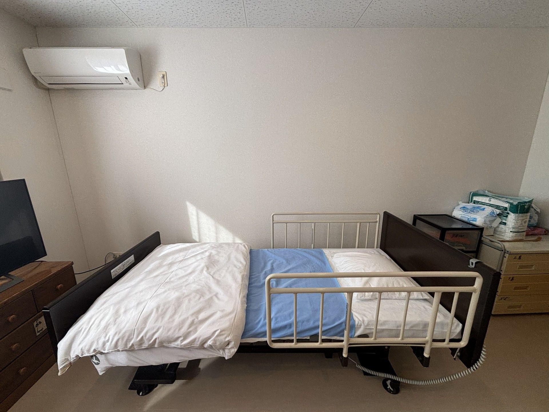 ベッドと家具のある部屋