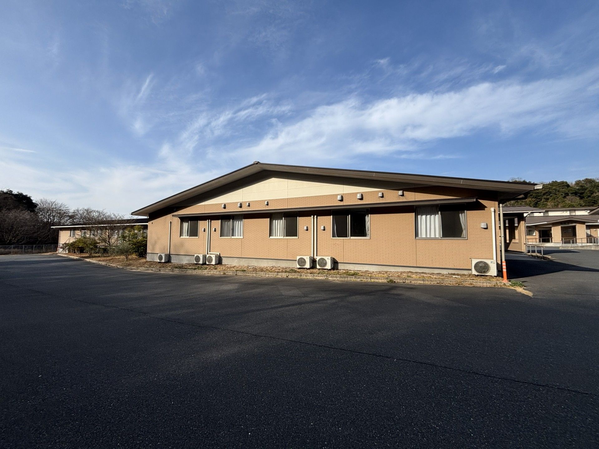 広い敷地の建物外観