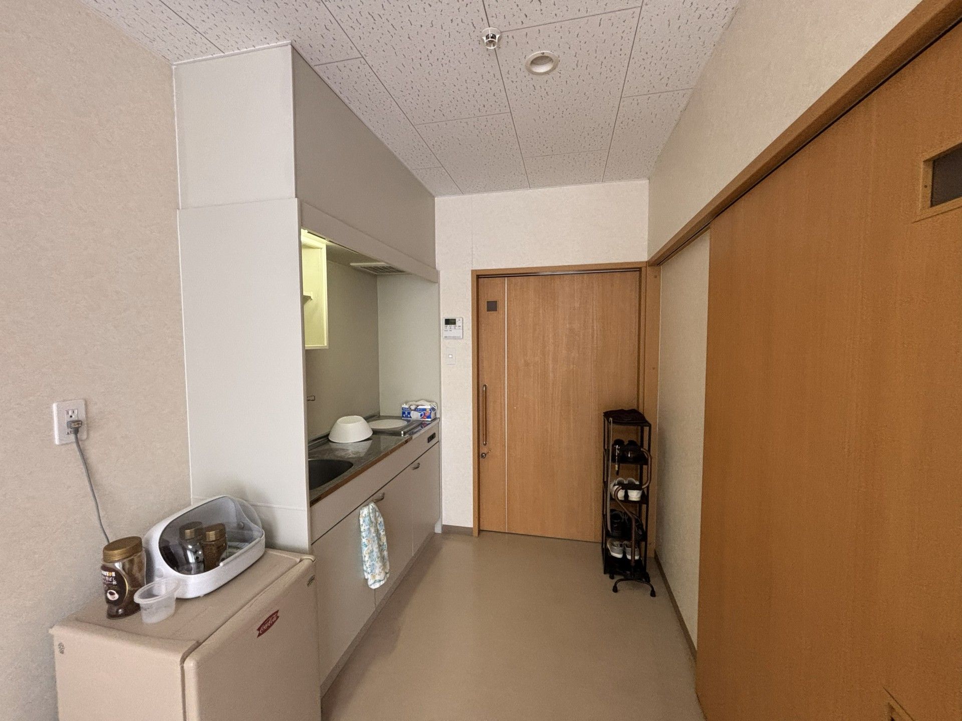 シンプルなキッチンと玄関