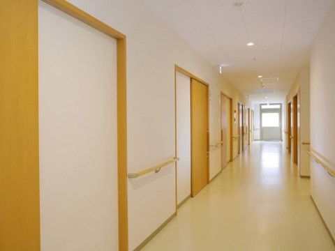 「かわ村 高齢者住宅 二丁目」居室内廊下 廊下ですれ違う時の、ご入居者様の元気な挨拶が響きわたる