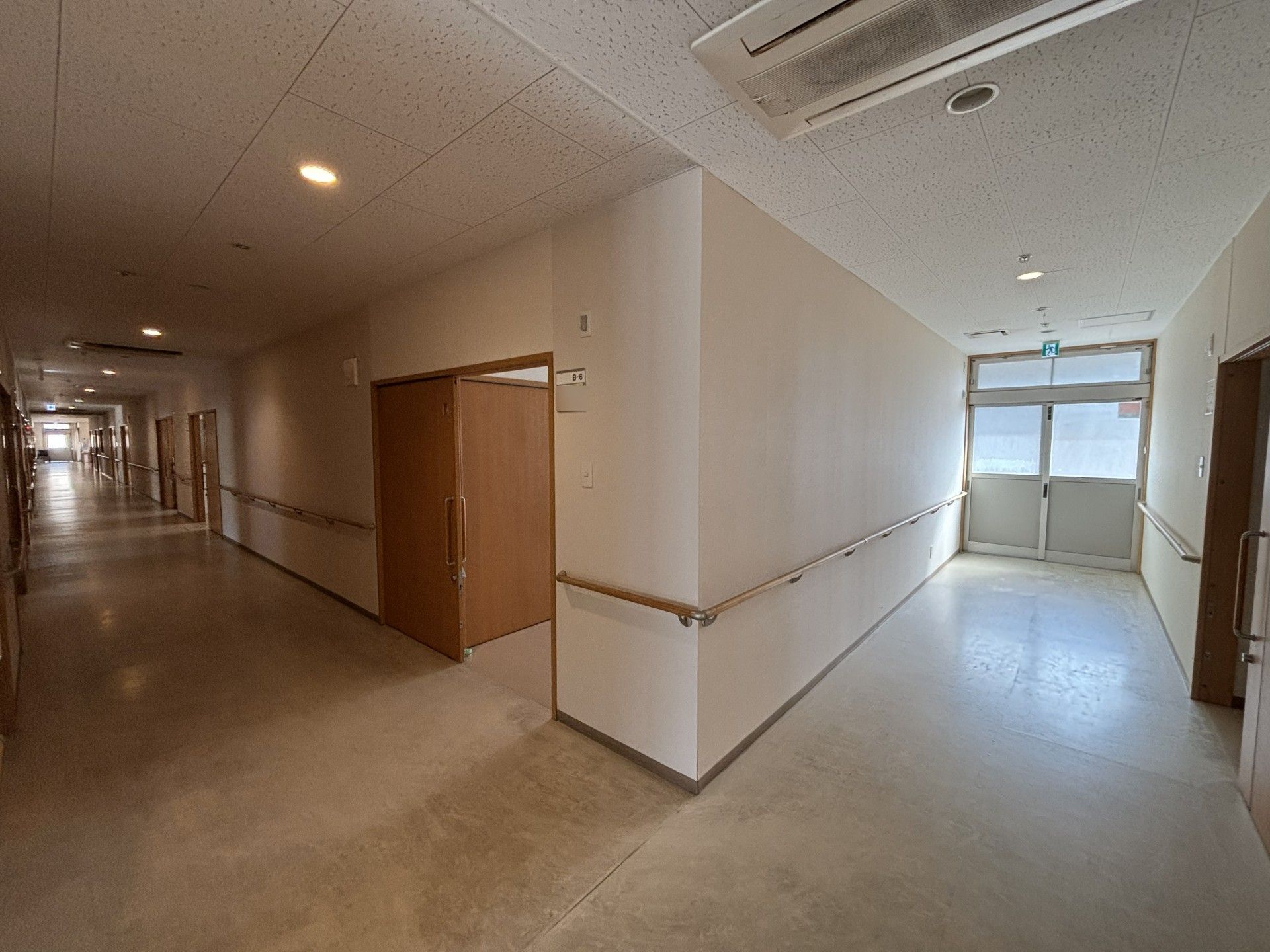 手すり付きの廊下