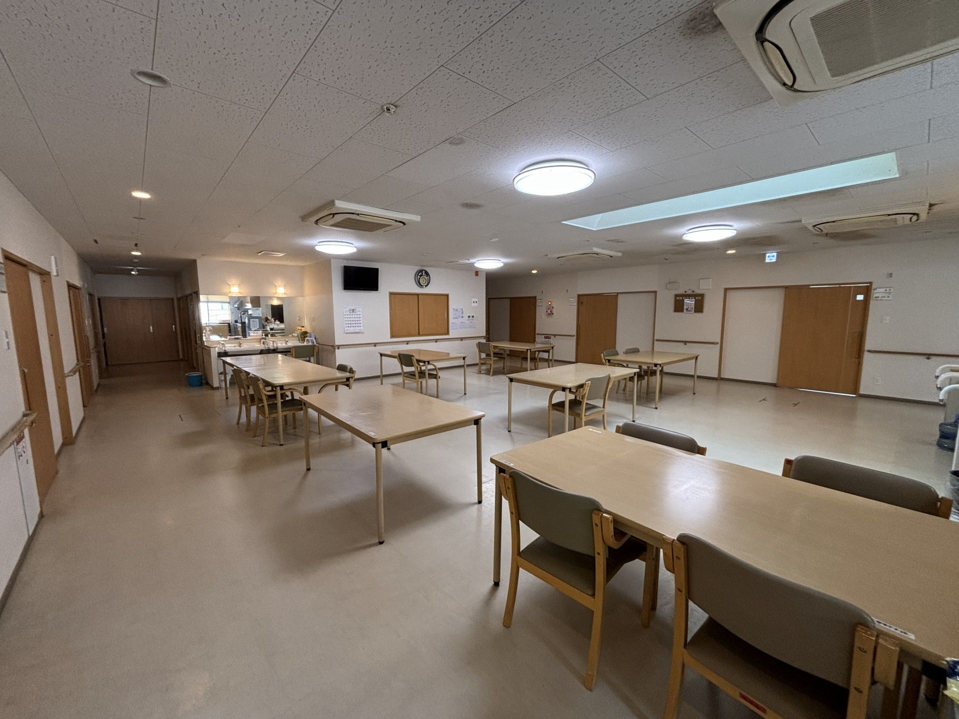 広いテーブルのある部屋