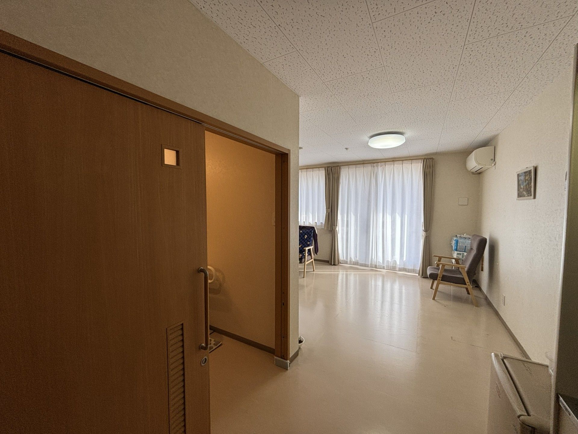 明るい居室の入口