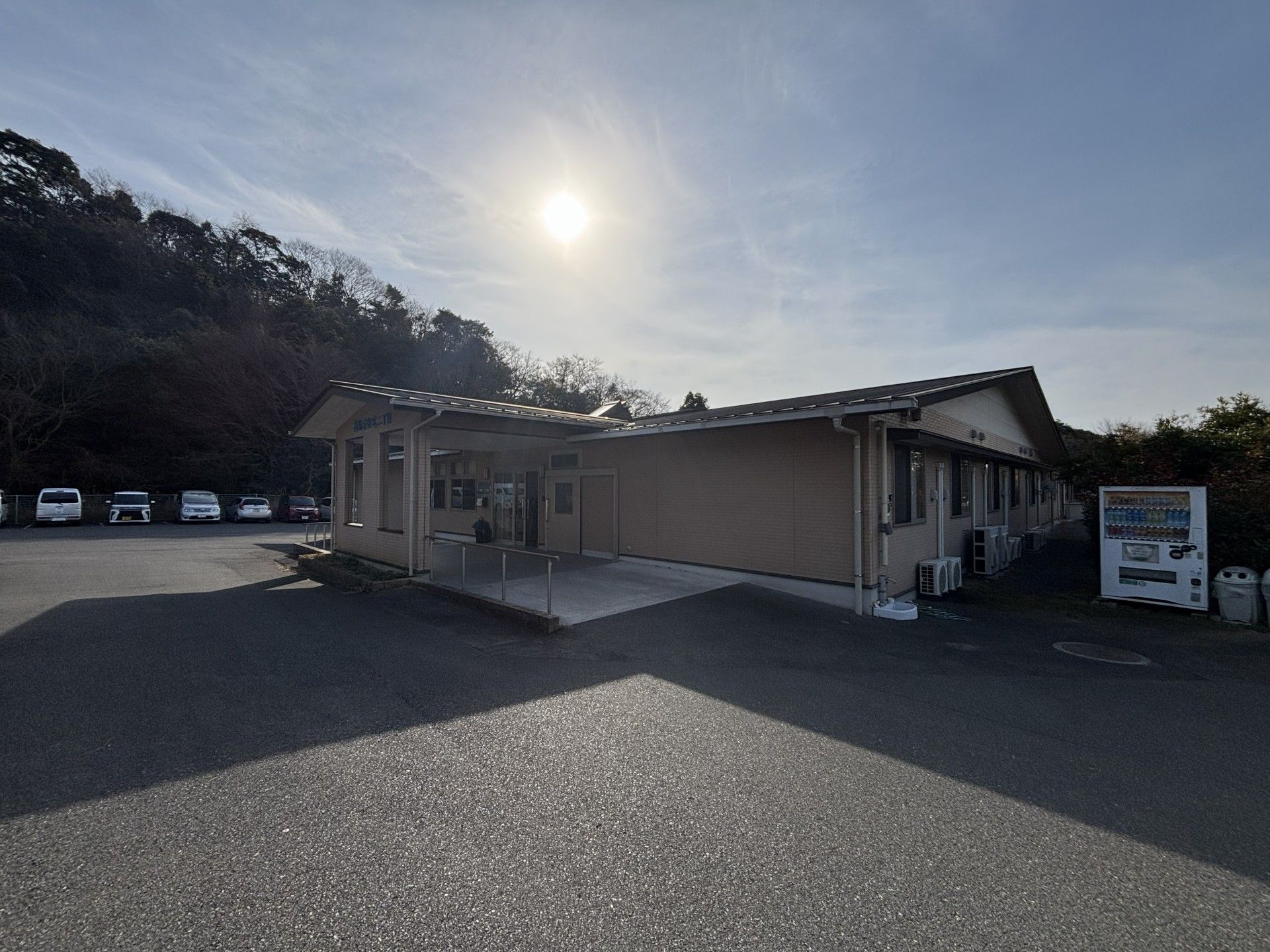 広い駐車場のある建物