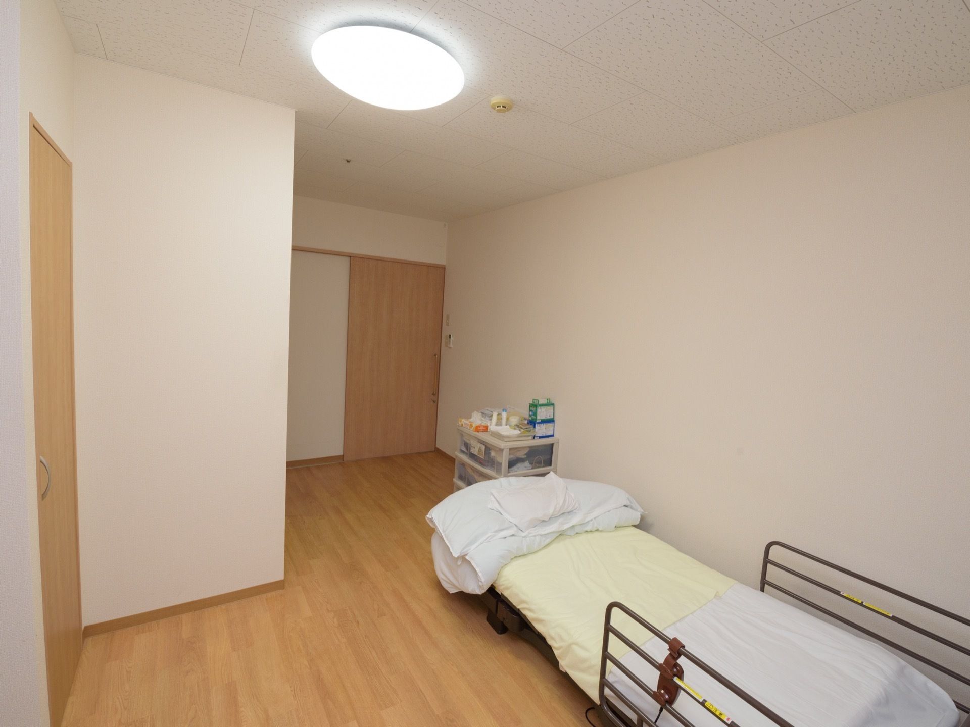 居室に介護ベッドが置かれている。入り口の扉は引き戸になっており、ベッドを設置しても十分なスペースがある。