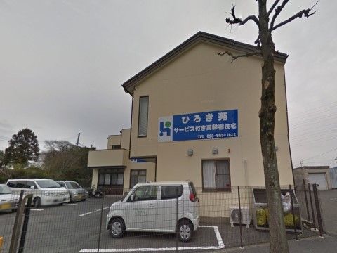 「ひろき苑高齢者住宅」の外観3。ブルーの看板が目印になっている。
