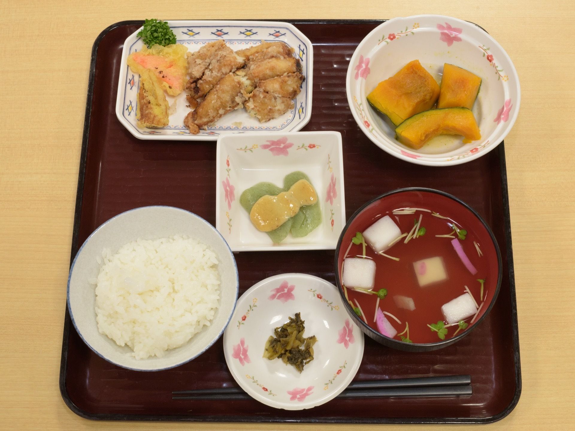 施設で提供している食事メニューの一例である。肉料理や野菜料理など、様々な食材を使って変化を持たせている。