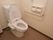 トイレの壁にはナースコールと手すりを設置している。ペーパーホルダーの上には小物が置けるようになっている。