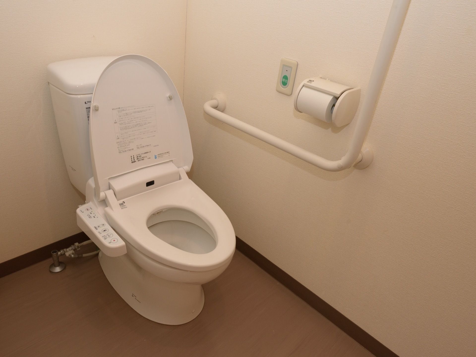 トイレは温水洗浄便座付きである。便器の横の壁にはＬ字型の手すりを取り付け、その近くにナースコールを設置している。