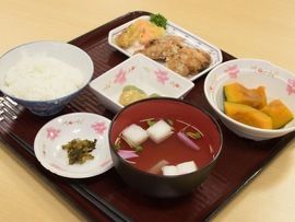 「ひろきの森高齢者住宅」の食事。介護食にも力を入れている。