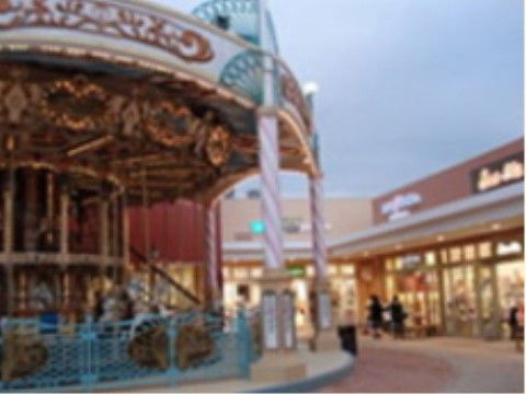 遊園地まで車で5分。