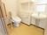 個室の中にあるトイレには温水シャワーがでるウォシュレットつき。手洗い場もあり、ゆったりとしたつくり。